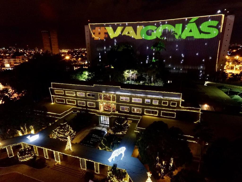 Prédios da Capital ganham projeção de imagens da campanha de fim de ano do Governo de Goiás