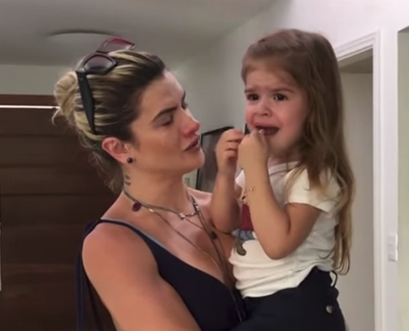 Mirella e Ceará filmam filha chorando após descobrir morte de cachorro