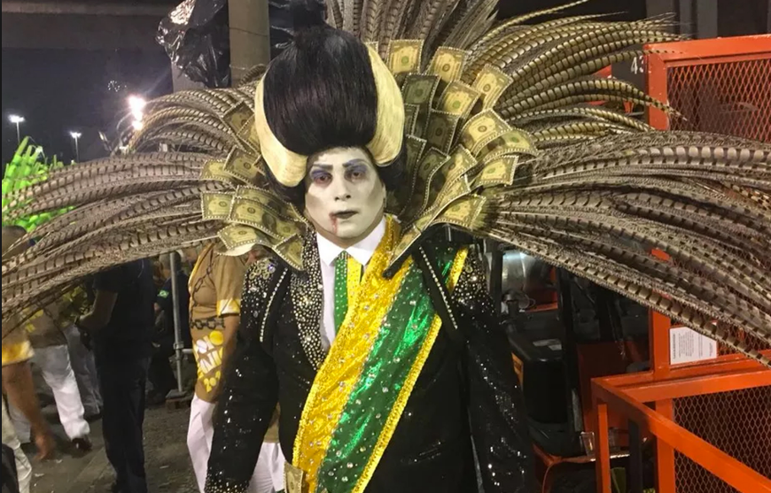 Vampiro da Tuiuti não usa faixa presidencial no desfile das campeãs