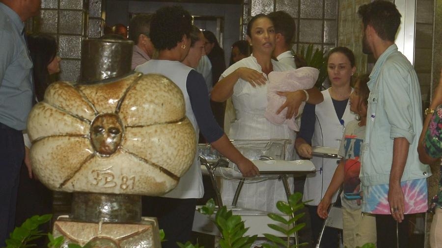 Ivete Sangalo deixa hospital, quatro dias após parto de gêmeas