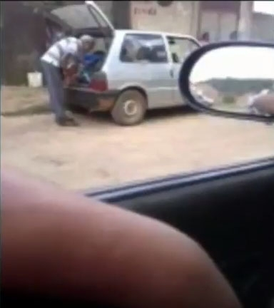 Homem transporta estudantes em porta-malas; veja vídeo