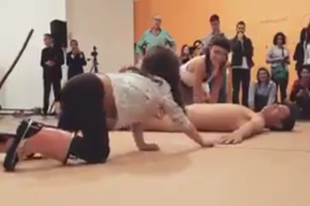 MPF descarta crime em interação de artista nu com criança em museu