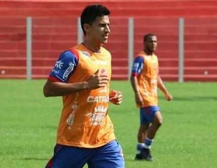 Volante comemora vitória e lamenta confusão