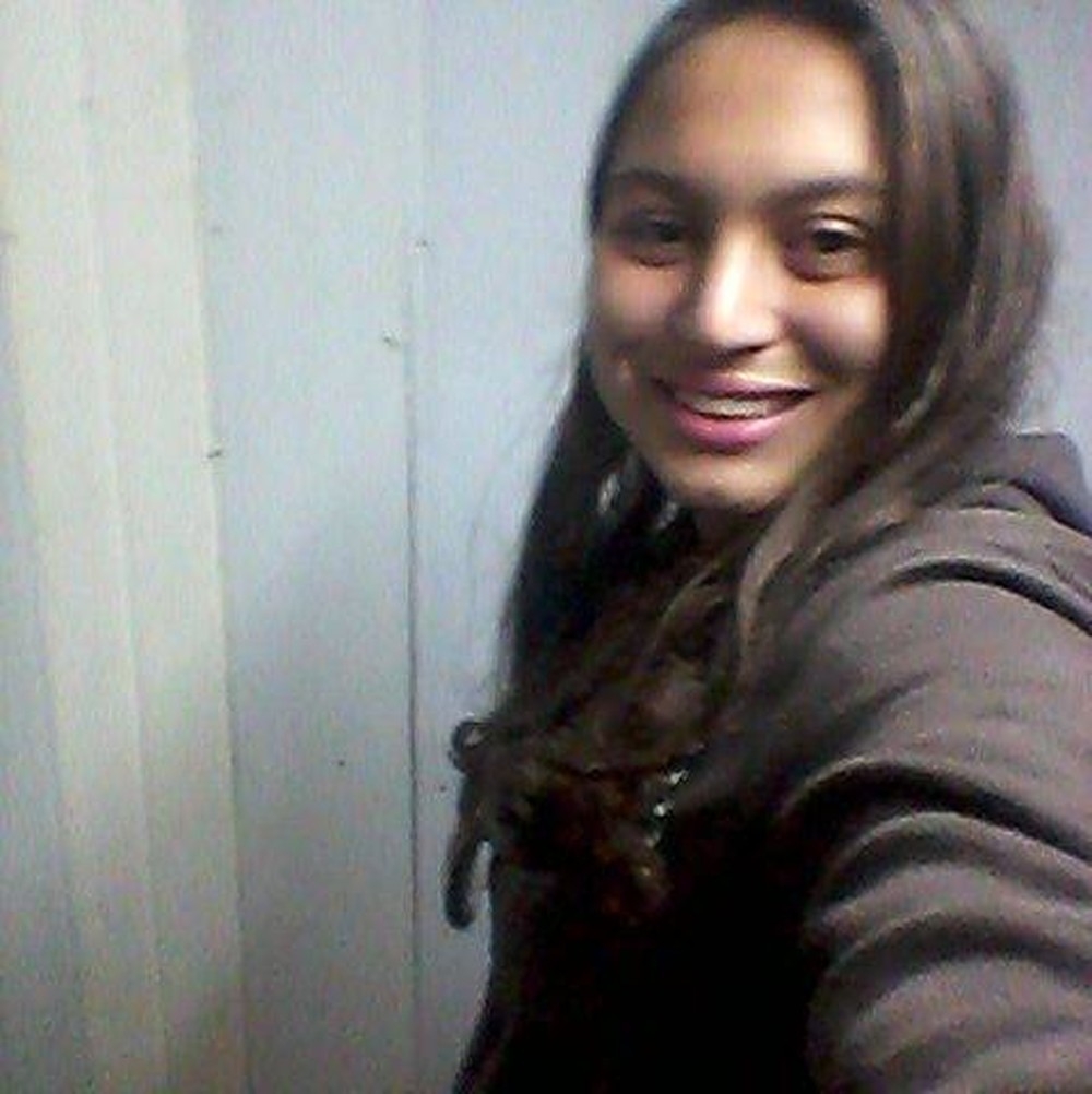 Jovem é encontrada morta debaixo do sofá de casa