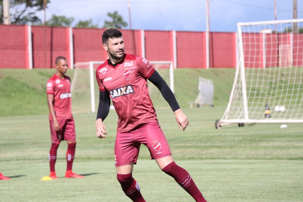 Vila Nova perde com falha de Wesley Matos em gol e Bruno Mezenga fraturado no Olímpico