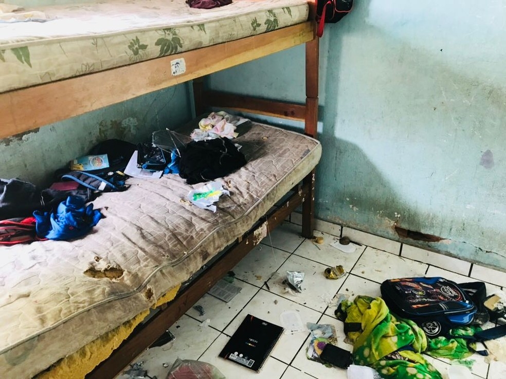 Crianças e adolescentes são encontrados trancados em condições desumanas