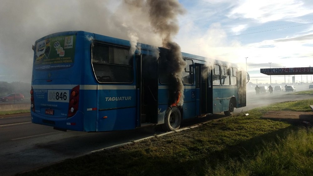 Pneu de ônibus pega fogo e assusta passageiros na BR-070