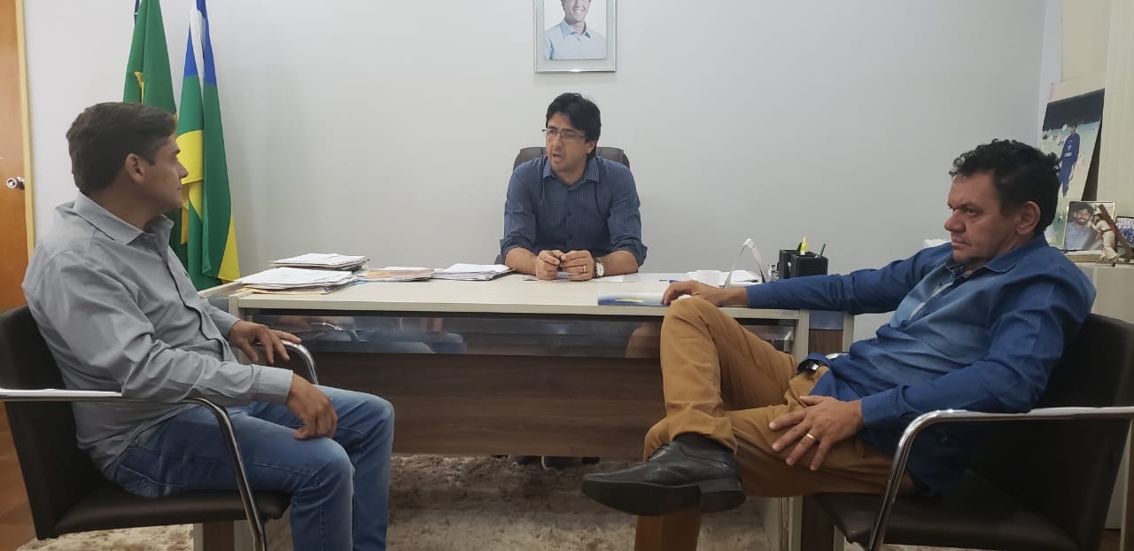 Entrega de chave de ônibus por presidente da AGM