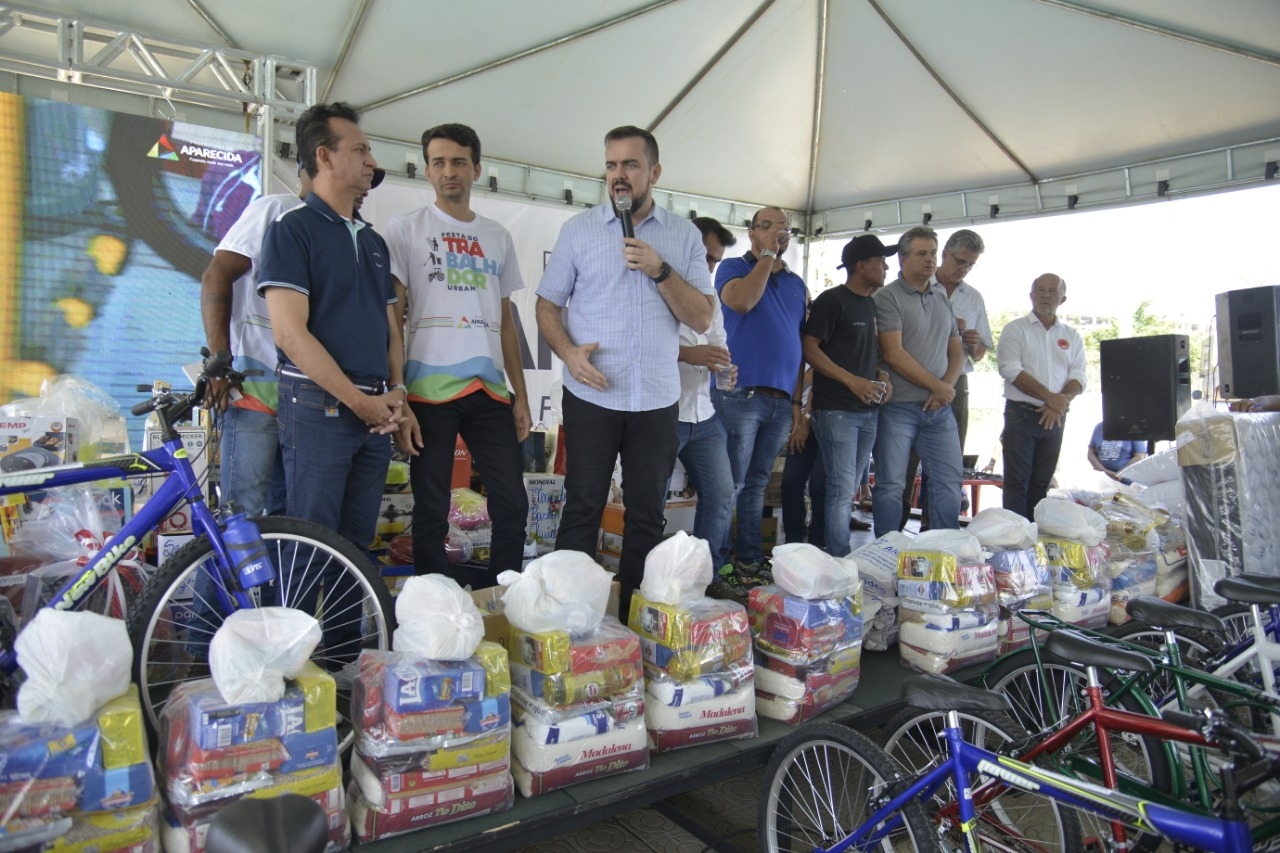 Trabalhadores urbanos de Aparecida ganham festa e presentes em dia de homenagem