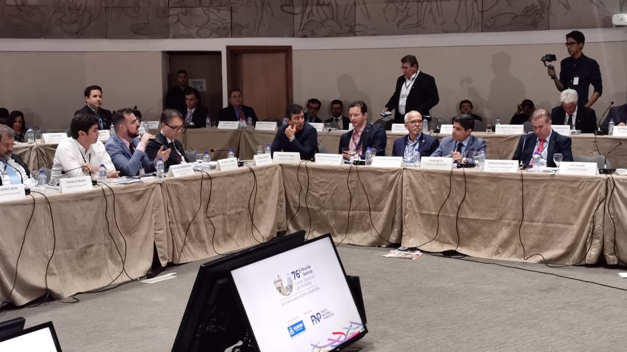 Gustavo Mendanha apresenta o projeto Cidade Inteligente em encontro da Frente Nacional dos Prefeitos