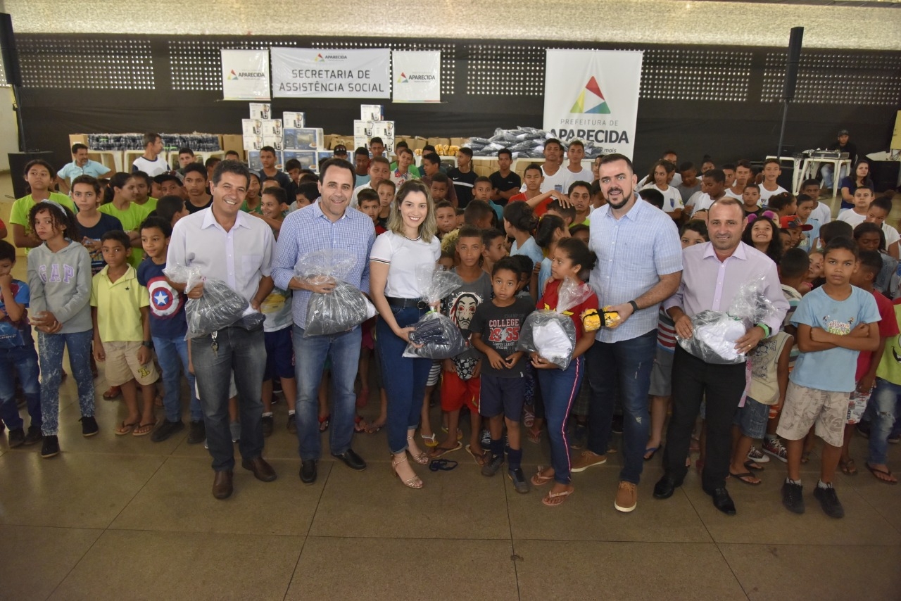 Gustavo Mendanha entrega para 1300 crianças os novos kits de uniformes