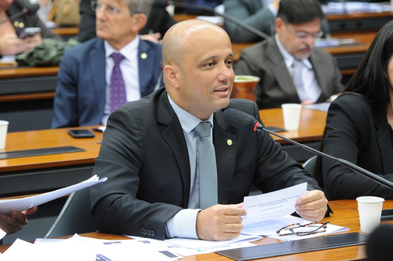 Deputado Vitor Hugo consegue recursos para construção de creches em Trindade e Jataí