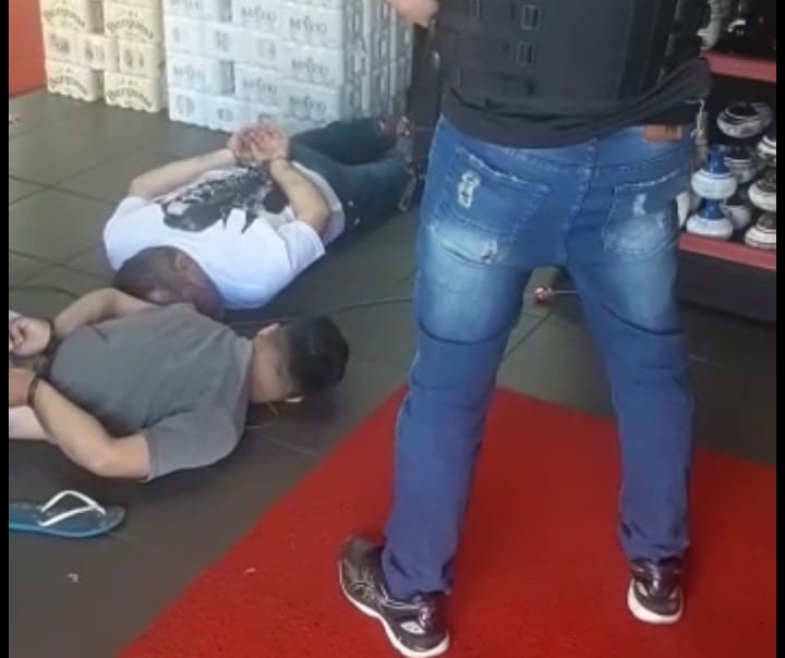 Pai e filho são presos por matar homem na Feira da Marreta