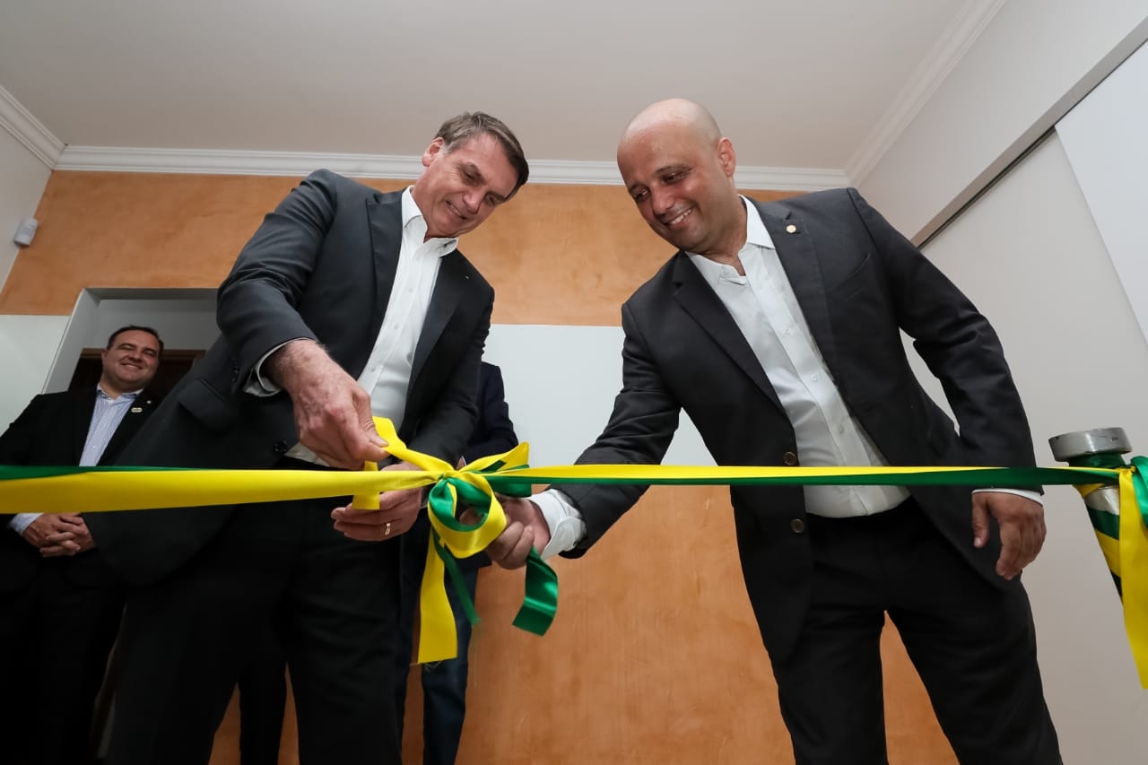 Bolsonaro inaugura escritório parlamentar de  Vitor Hugo e elogia o deputado goiano