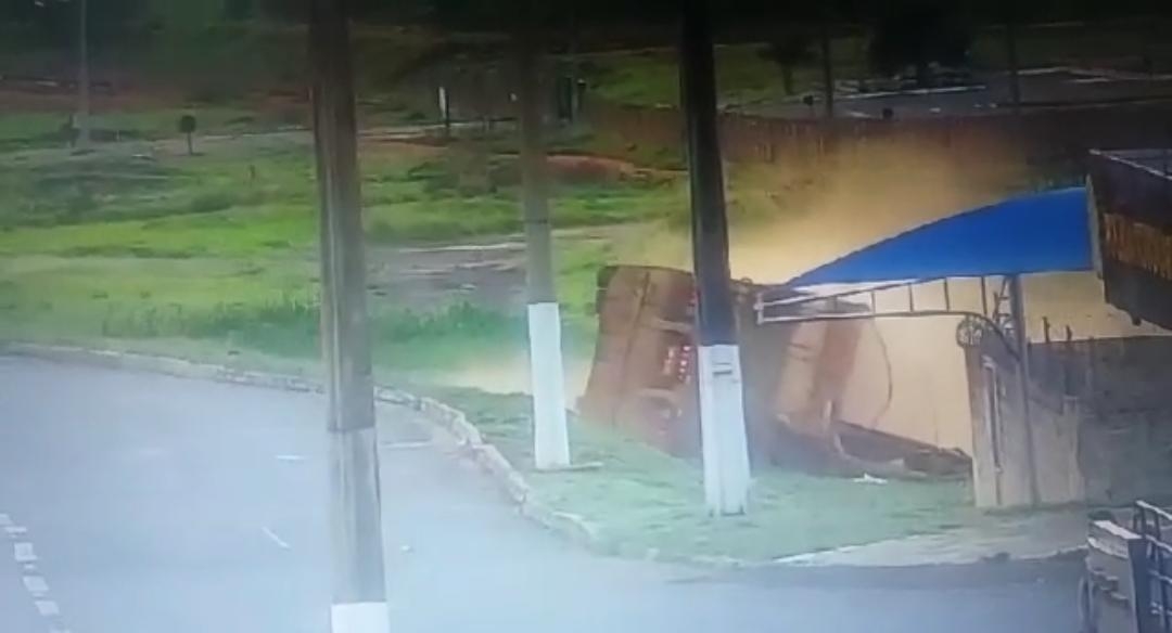 Caminhão com 30 toneladas de soja tomba na BR-050