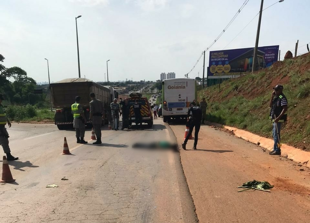 Pedestre morre atropelado por ônibus