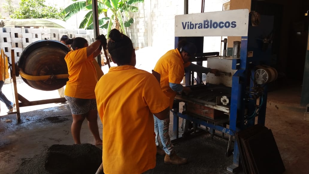 Detentas da UP de Corumbaíba trabalham na produção de blocos de cimento que serão utilizados na ampliação do presídio