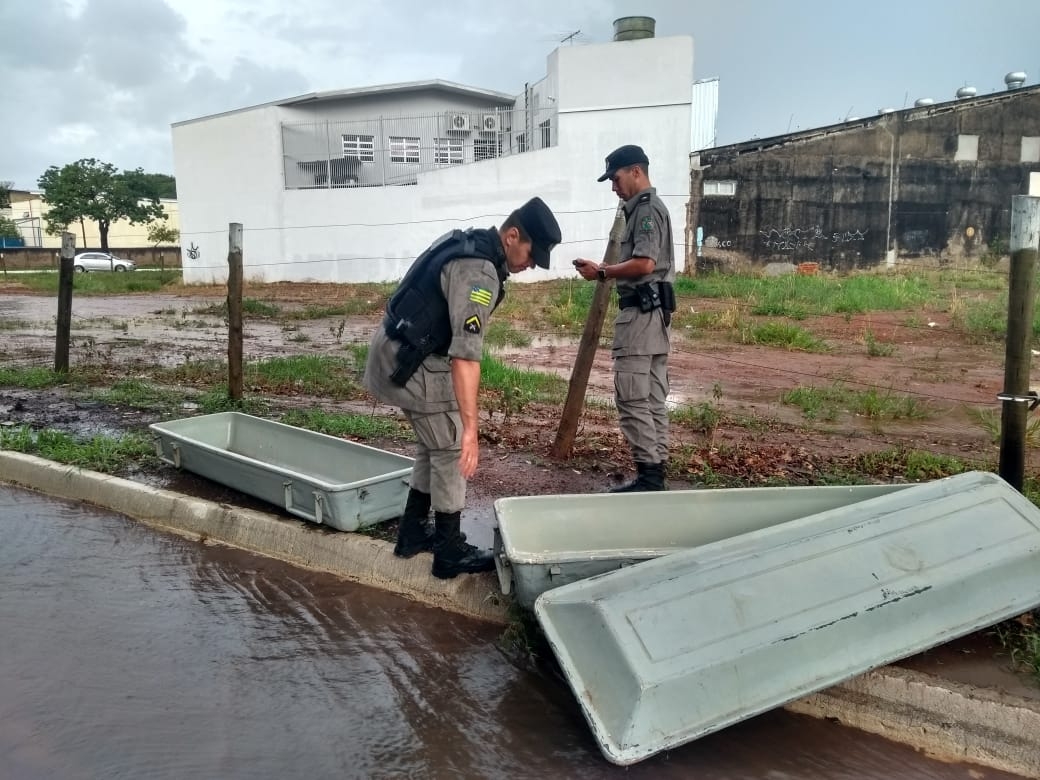 "Caixão" do IML é encontrado ao lado de CMEI