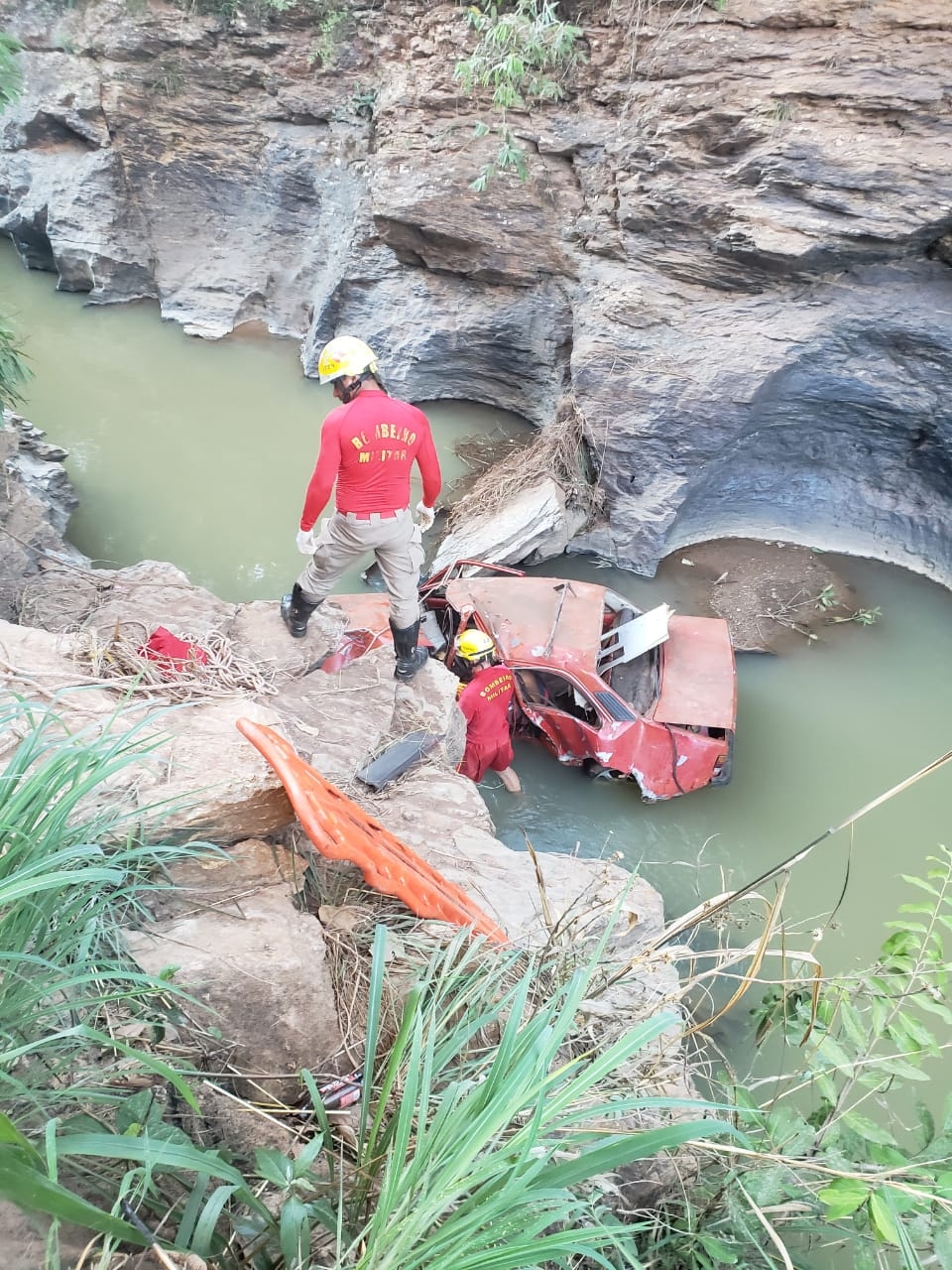 Motorista morre ao cair de ponte com carro, em Padre Bernado