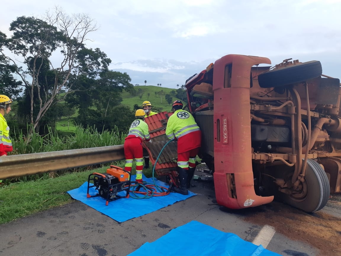 Carreta tomba e BR-050 é interditada