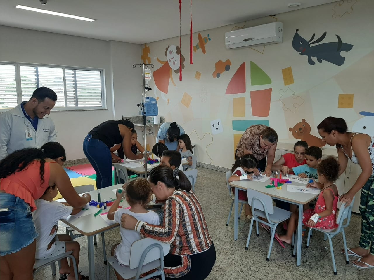 Oficina de máscara leva animação para pacientes da pediatria do HMAP
