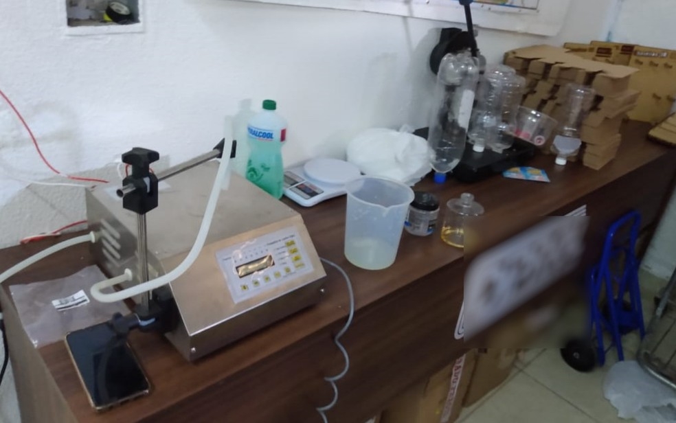 Polícia fecha fábrica clandestina e apreende produto vendido como álcool em gel em Goiânia