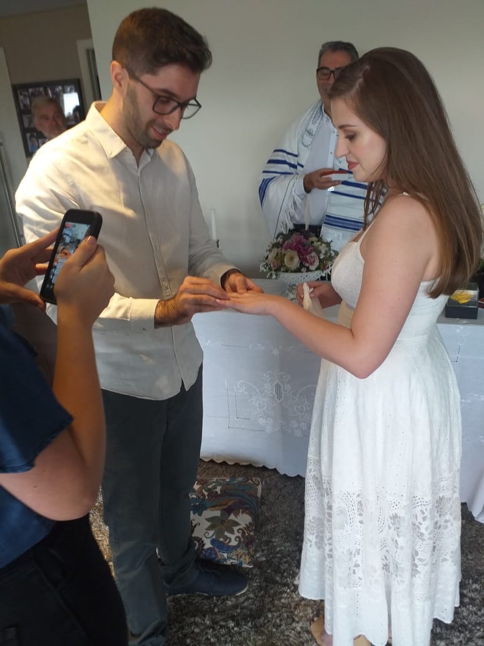 Noivos realizam cerimônia de casamento ao vivo pelas redes sociais em São Paulo