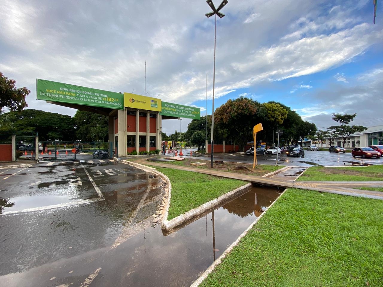 Governo de Goiás monta "drive-thru" de vacinação no Detran