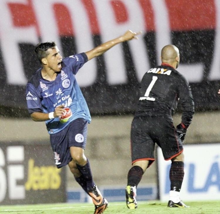 Goianésia Esporte Clube rifa camisa usada por Wendell Lira no jogo em que marcou o gol Puskás