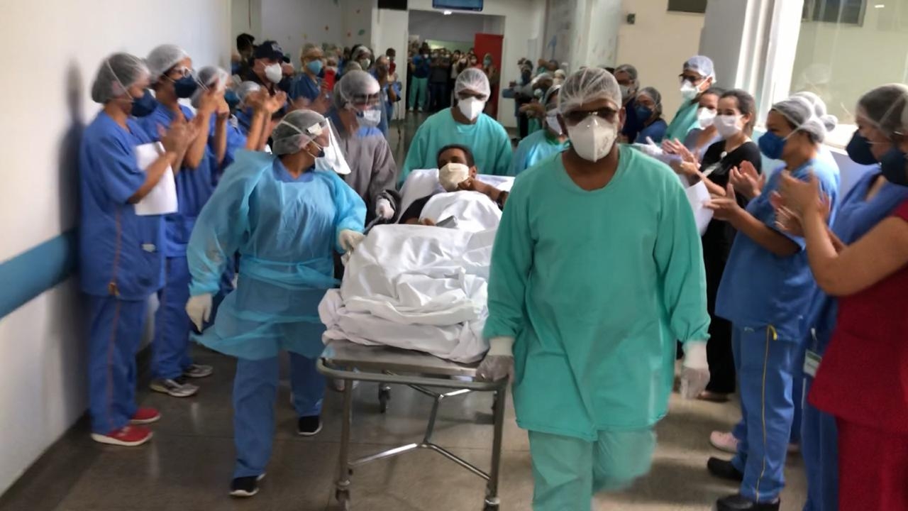 Paciente internado há mais de 200 dias no Hugo recebe alta com homenagem de profissionais
