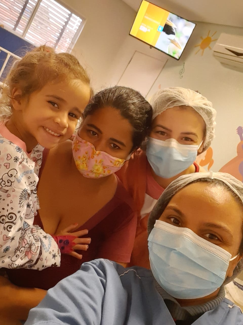 Mãe de paciente da pediatria do HMAP elogia atendimento e presenteia equipe