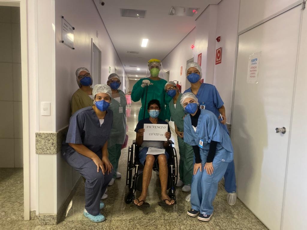 Cinco curados da Covid-19 no HMAP recebem alta