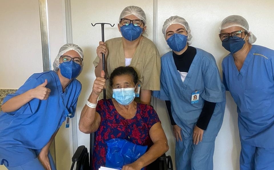 Benedita, 78 anos, é curada da covid-19 e recebe alta no HMAP
