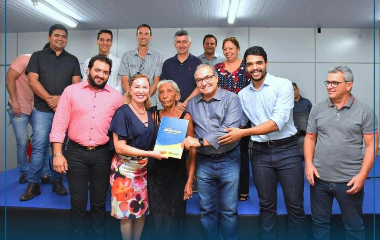 Moradores beneficiários do programa Lote Solidário, em Trindade, agradecem ao prefeito Jânio Darrot e ao vereador Marden Júnior