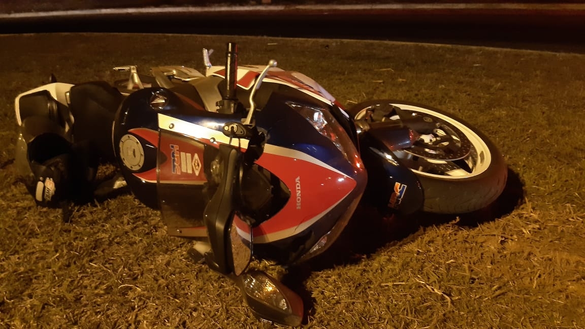 Motociclista morre e passageira fica ferida em acidente na capital