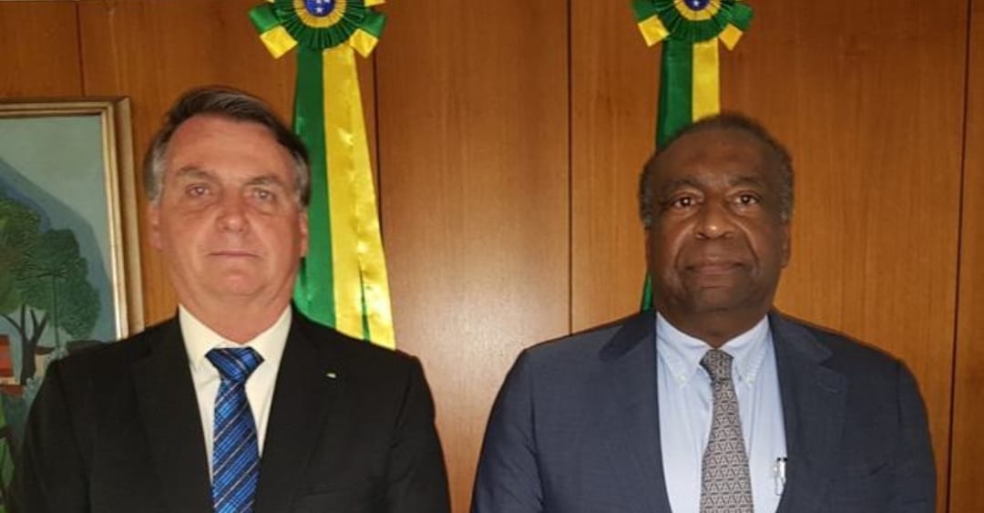 Ministro da Educação deixa pasta após falhas no currículo