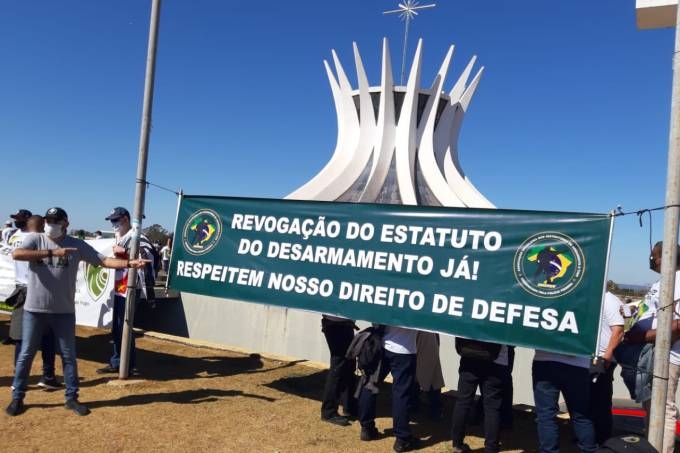 Bolsonaristas fazem passeata pelo ‘porte de armas já’
