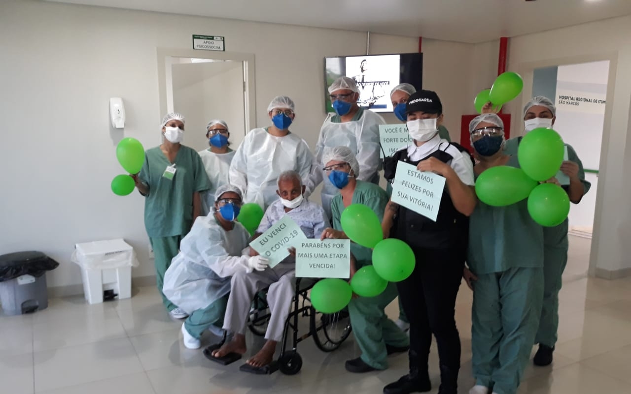Três pacientes curados da Covid-19  recebem alta do hospital de Itumbiara