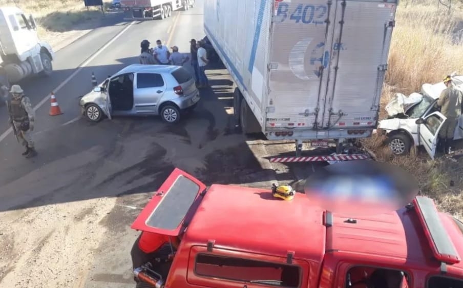 Acidente envolvendo carros e caminhão causam a morte de dois adultos e um bebê na BR-020