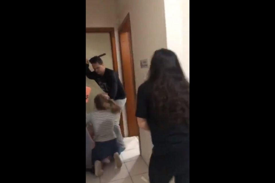 Mulheres são agredidas com cassetete por um PM
