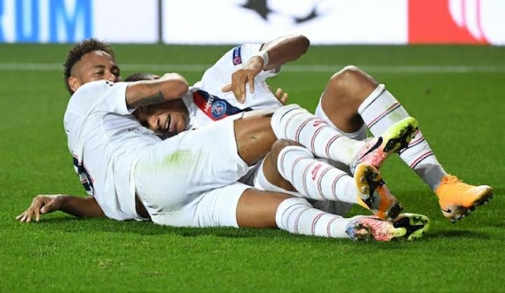Nos acréscimos PSG vira e se classifica para semifinais da Liga dos Campeões