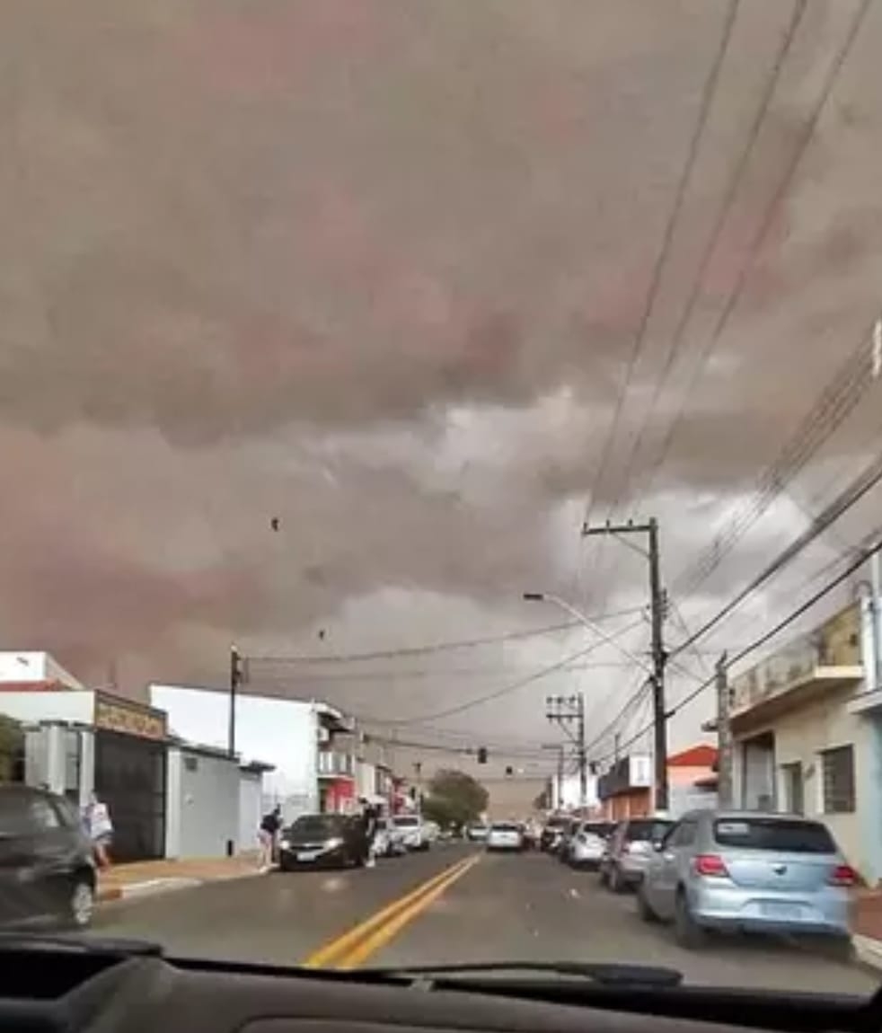 Vendaval assusta moradores no interior de SP