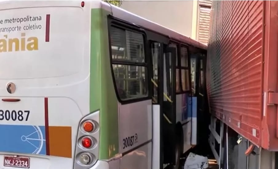 Goiânia: acidente entre ônibus do transporte coletivo e caminhão deixa 16 feridos