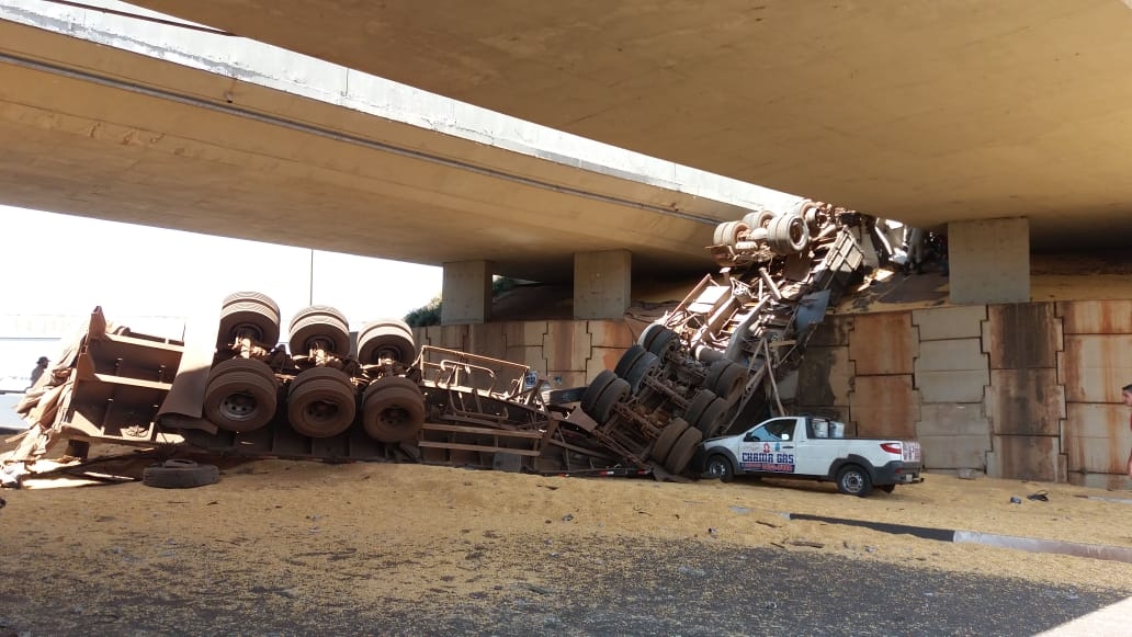 Carreta atinge carro após cair de viaduto em Itumbiara