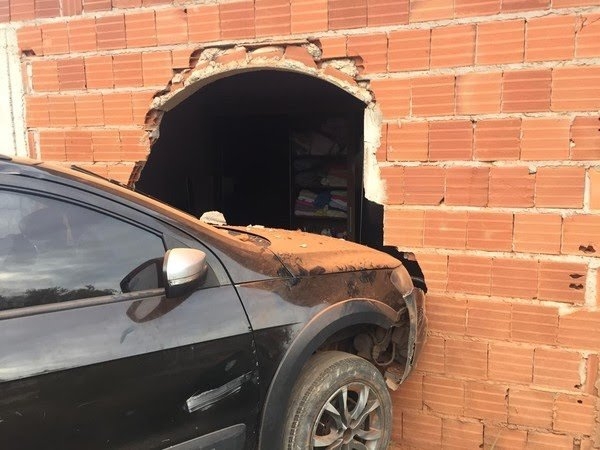 DF: Mulher bêbada perde controle de carro, invade casa e machuca duas pessoas