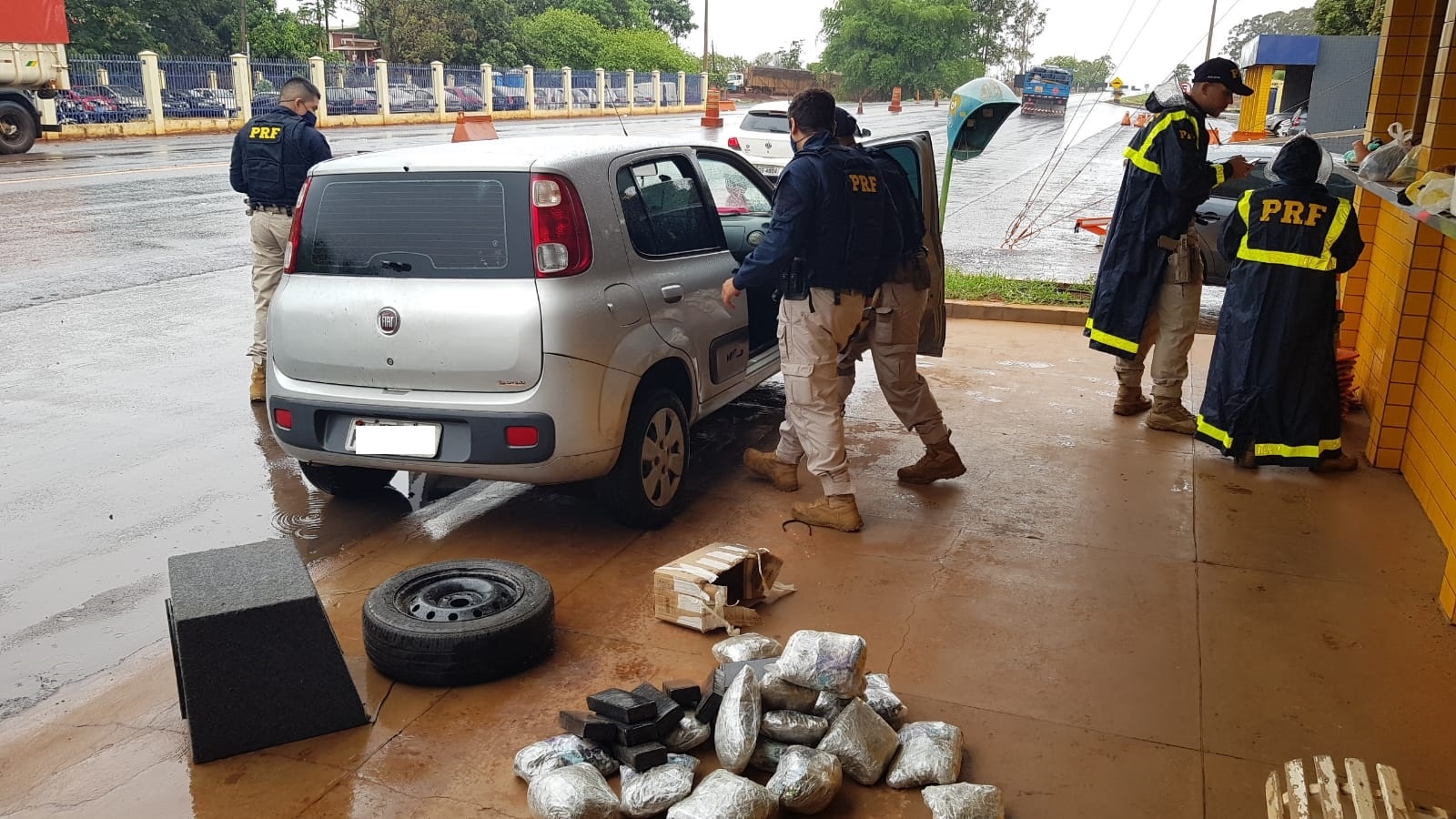 Três pessoas são presas por tráfico de drogas em Jataí