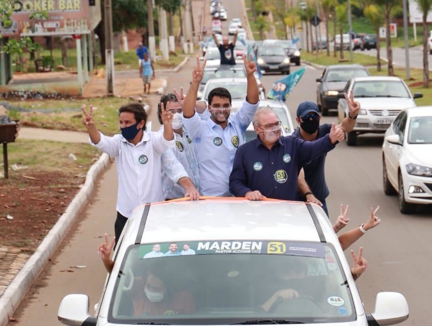 Jânio Darrot pede votos para Marden prefeito durante carreata na região Leste de Trindade que reúne milhares de veículos