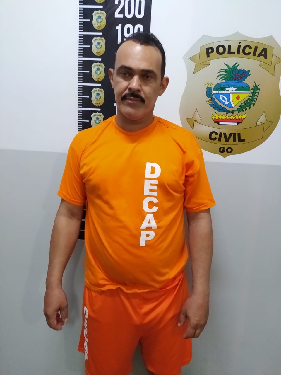 Suspeito de se passar por policial civil é preso com distintivo e armas em Goiás