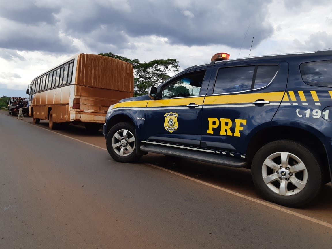 PRF apreende ônibus irregular na BR-060
