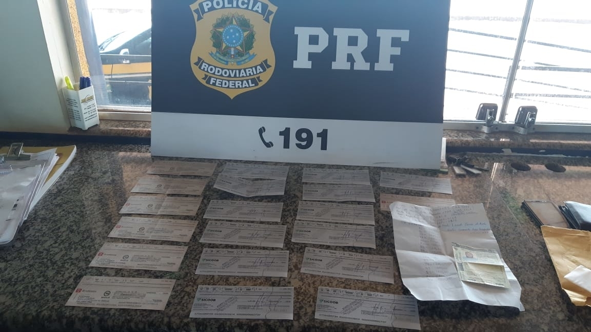 PRF prende suspeitos de praticar estelionato